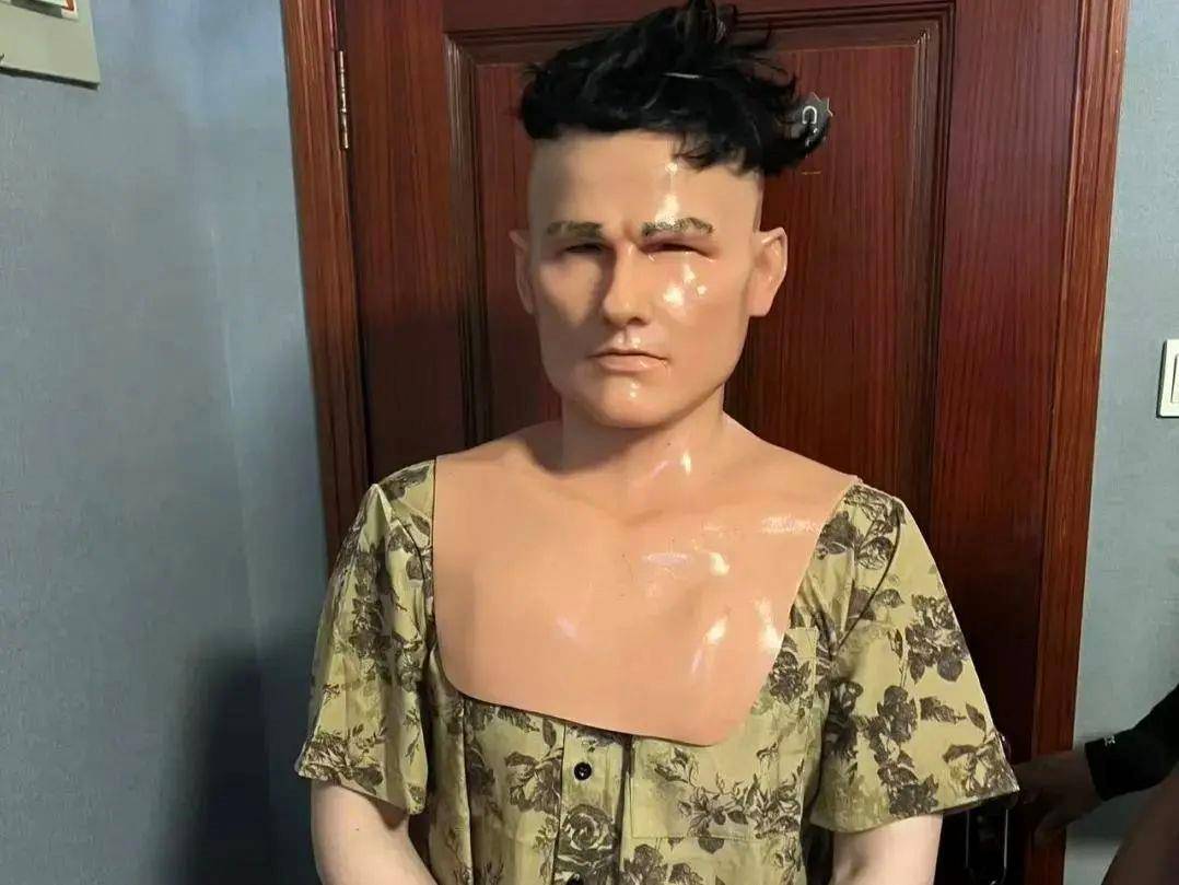“變臉”大盜落網(wǎng)<strong></p>
<p>硅膠</strong>！硅膠面具難逃法眼:硅膠